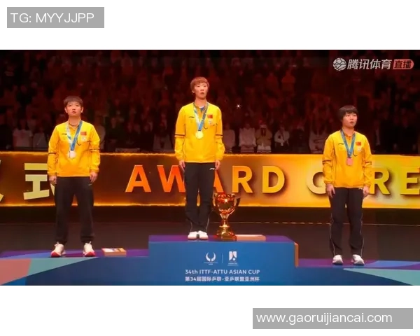国乒三连冠捧杯合影：热血与温情交织的荣耀时刻